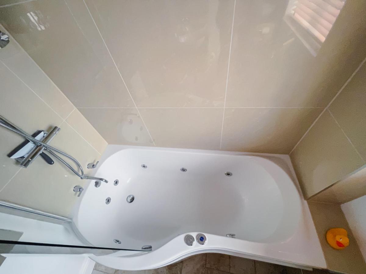 Bright & Cosy - Jacuzzi - Log Burner - King Beds Tangmere Exterior foto